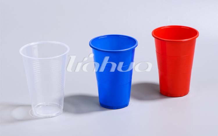 W jaki sposób grubość ściany i konstrukcja dna przezroczystych plastikowych kubków wpływają na ich odporność na zmiażdżenie po wypełnieniu i przeniesieniu?